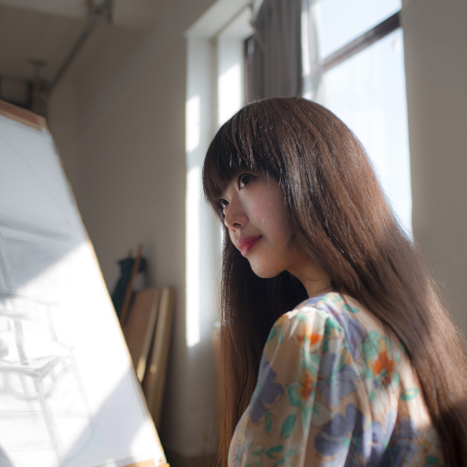 画室长发美女的清纯迷人照  第1张