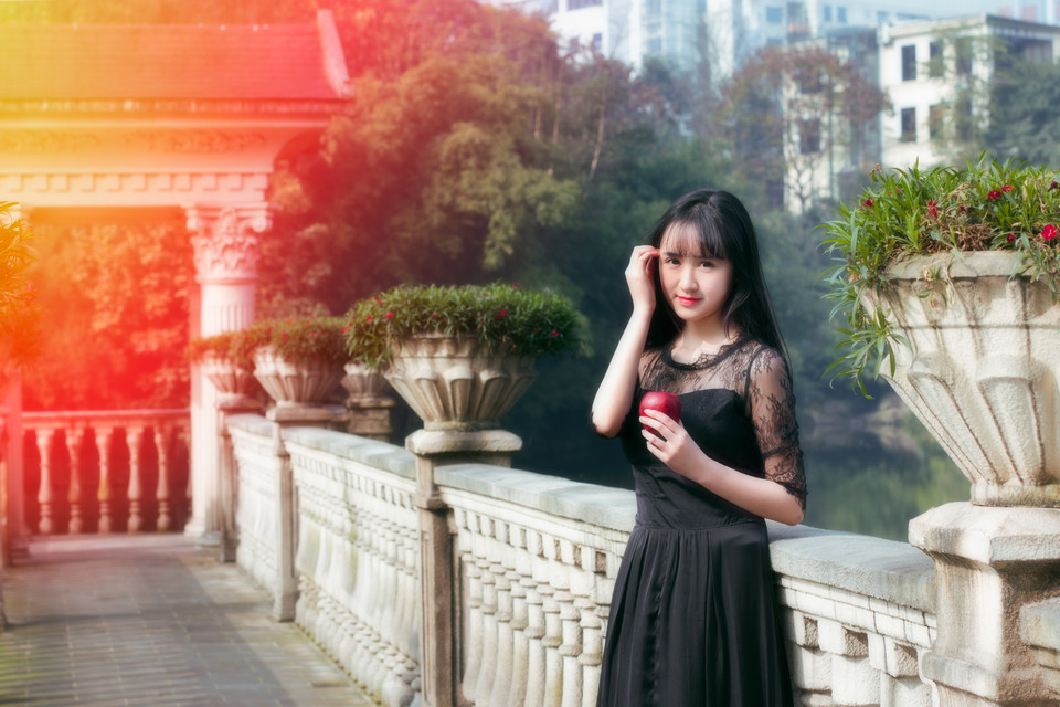 黑裙美女游园清纯写真  第13张