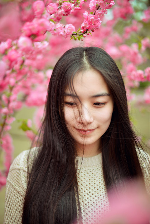 花下女子的甜美迷人图  第5张