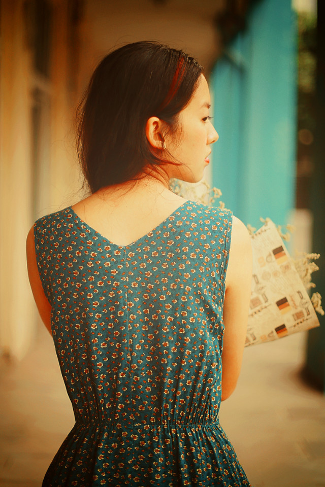 碎花长裙的红唇女孩唯美图  第11张