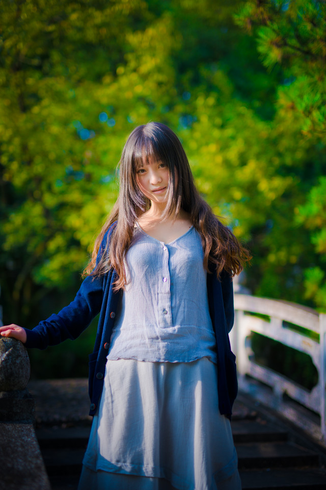 长发美女户外清纯甜美图  第1张