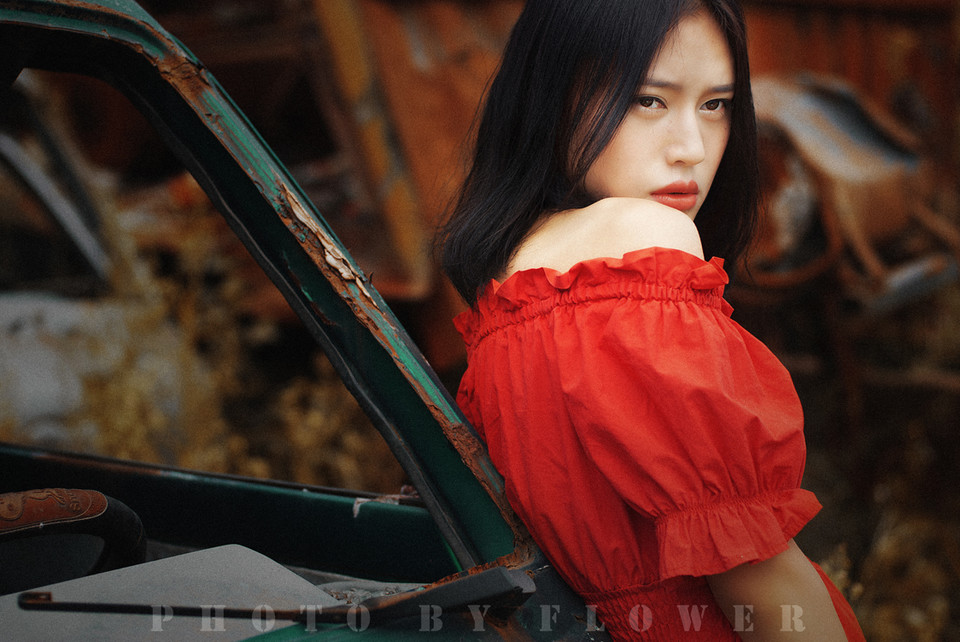 短发女子随风飘逸的红裙  第10张