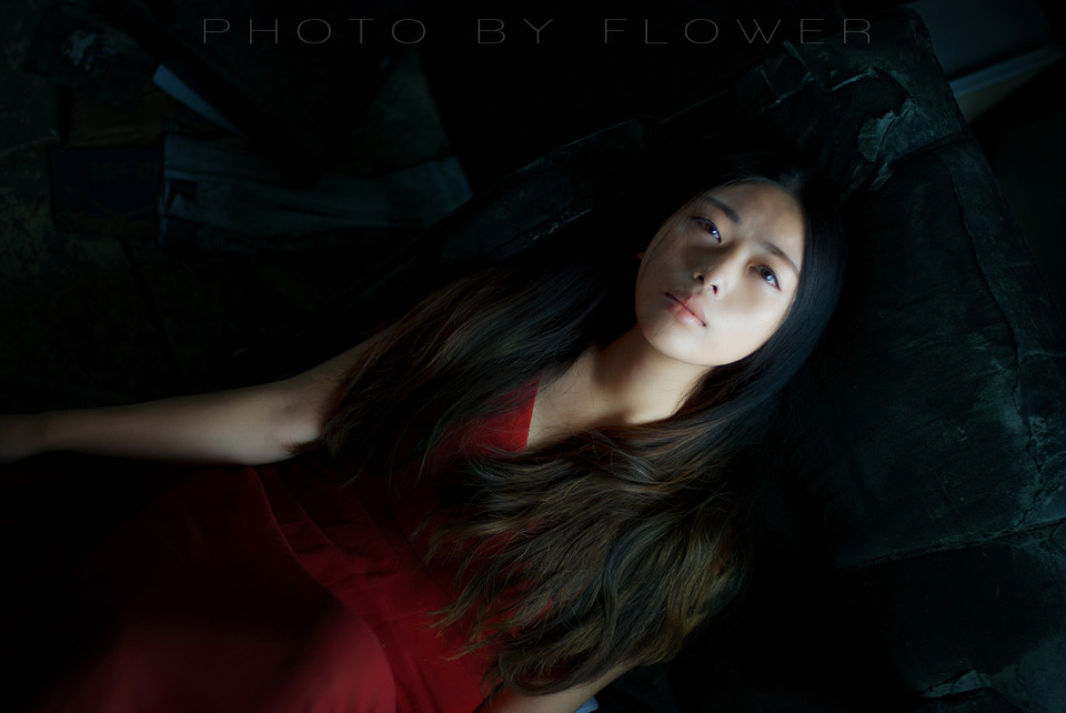 忧伤美女的长裙迷人图  第2张