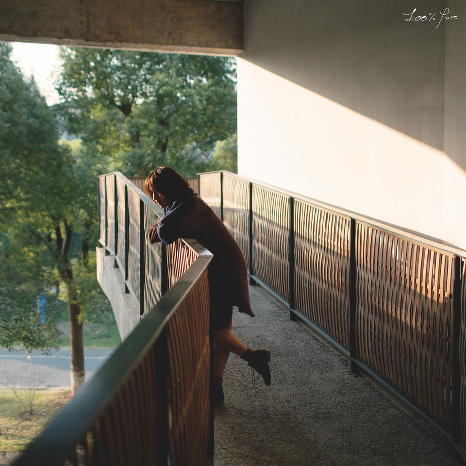 短发女子的清纯唯美写真图  第12张