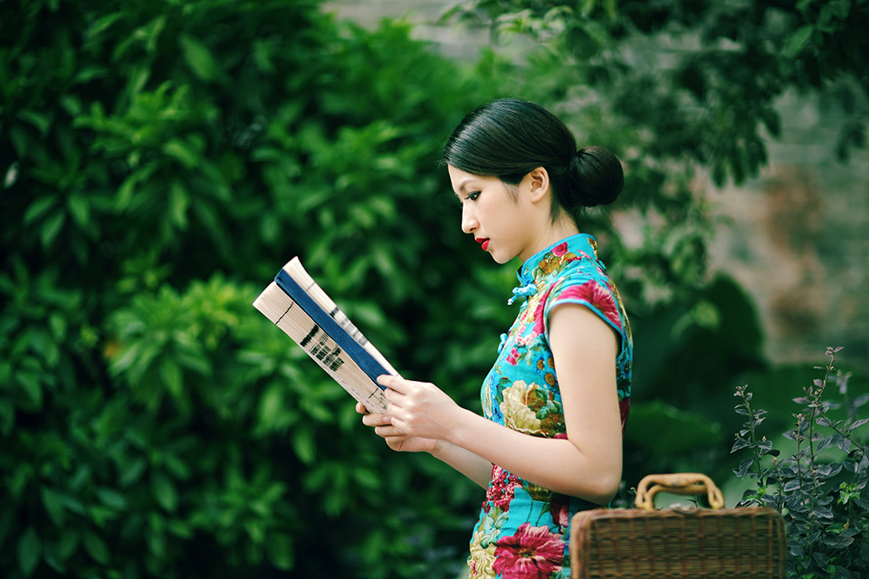 旗袍美女甜美艺术照  第7张