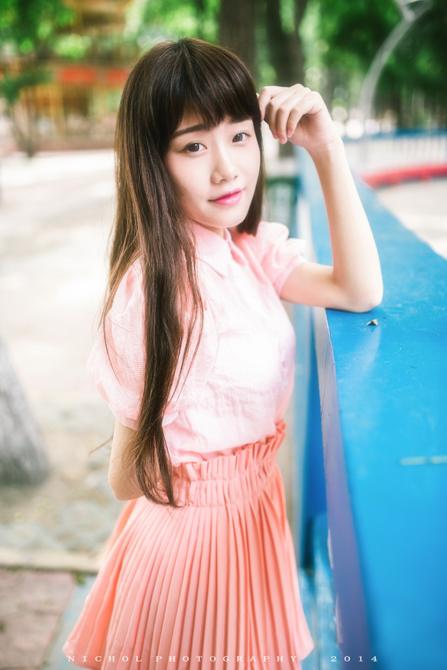 游乐场的长裙女子俏皮写真  第2张