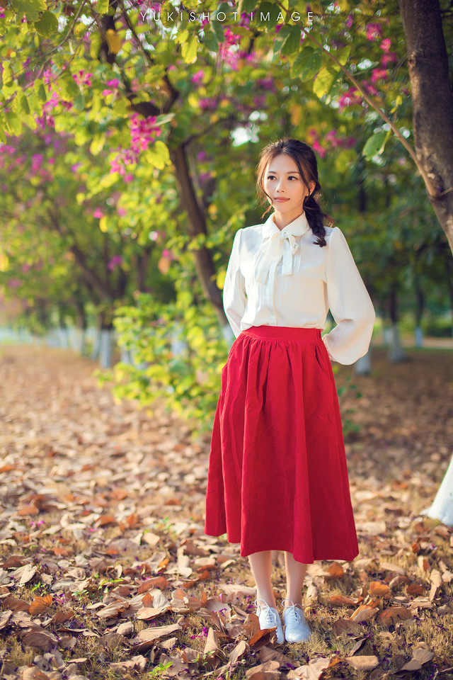 红裙美女的户外清纯图  第2张