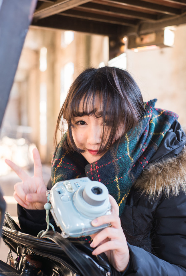 冬日户外浮光少女清纯图  第1张