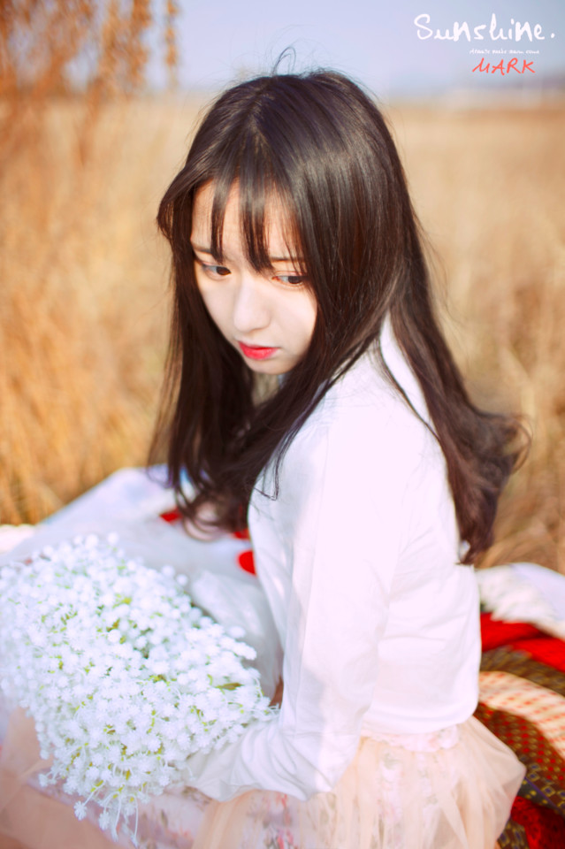 白裙姑娘户外卖萌写真  第8张