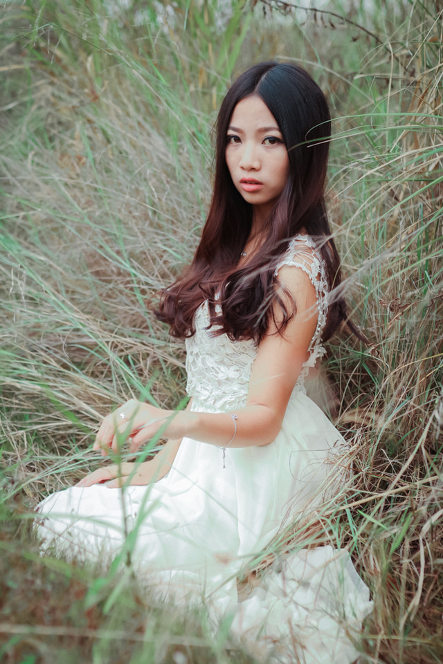 草地上白裙唯美少女图  第15张