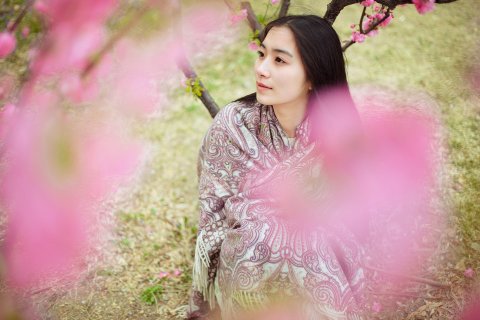 花下女子的甜美迷人图  第13张