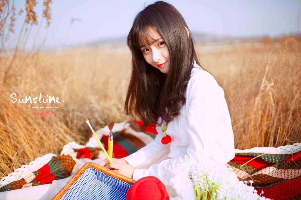 白裙姑娘户外卖萌写真  第6张