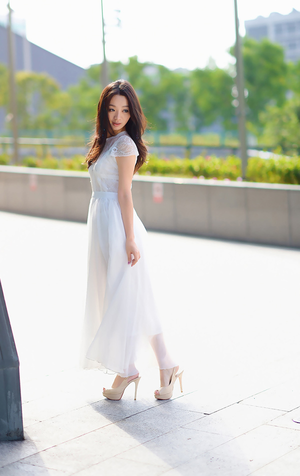 单车女子的长裙飘逸迷人图  第3张