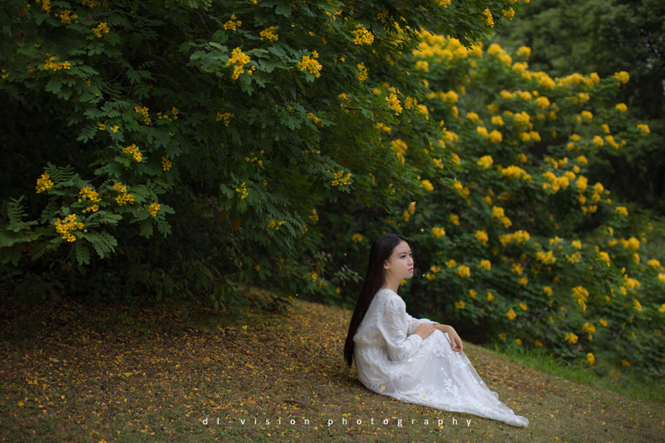 花丛中的白裙迷人少女  第11张