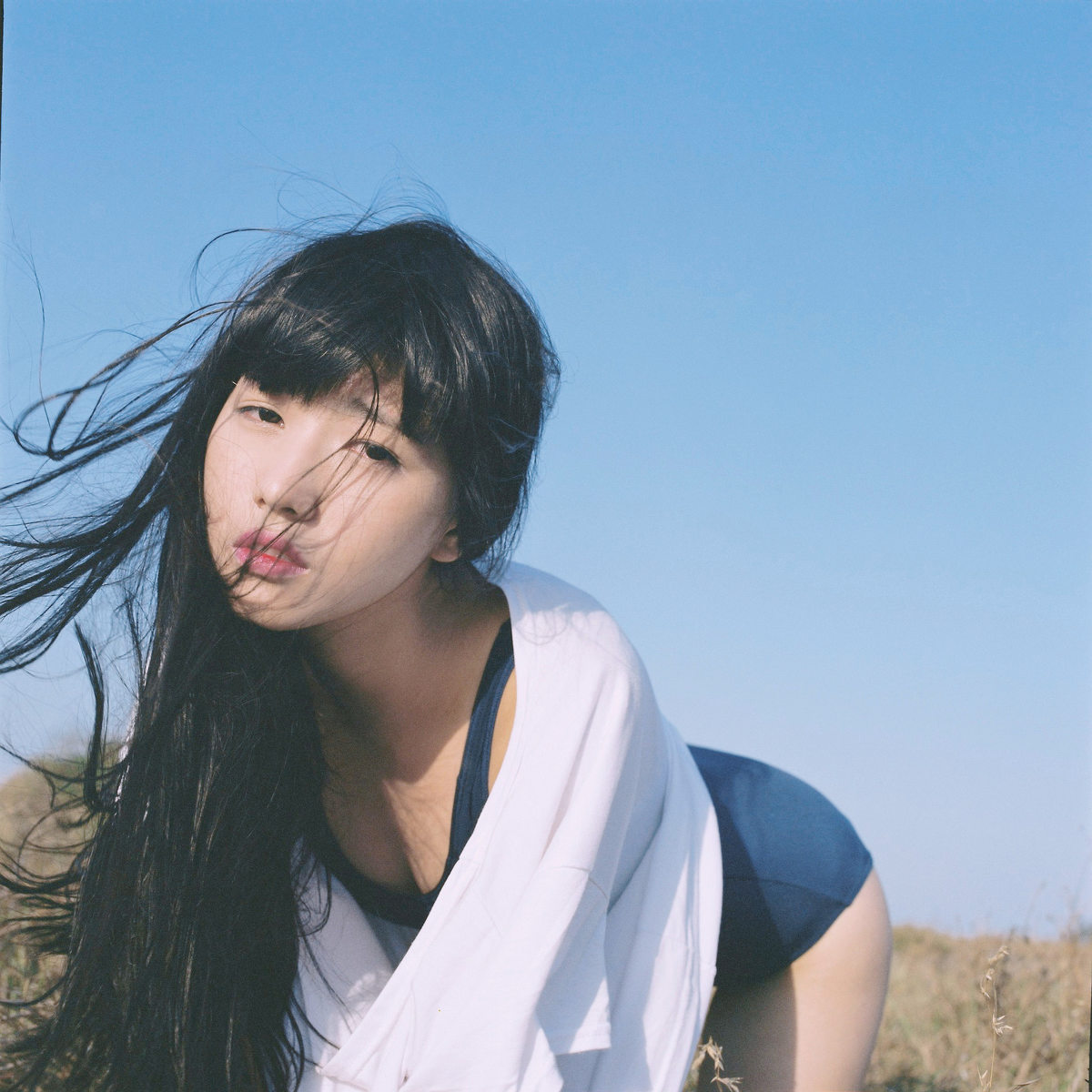 草丛里的长发随风飘逸  第2张