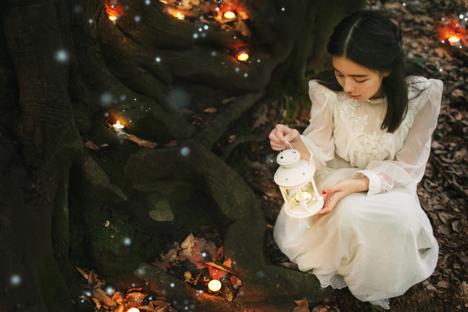 树下美女夜晚灯光点点  第15张