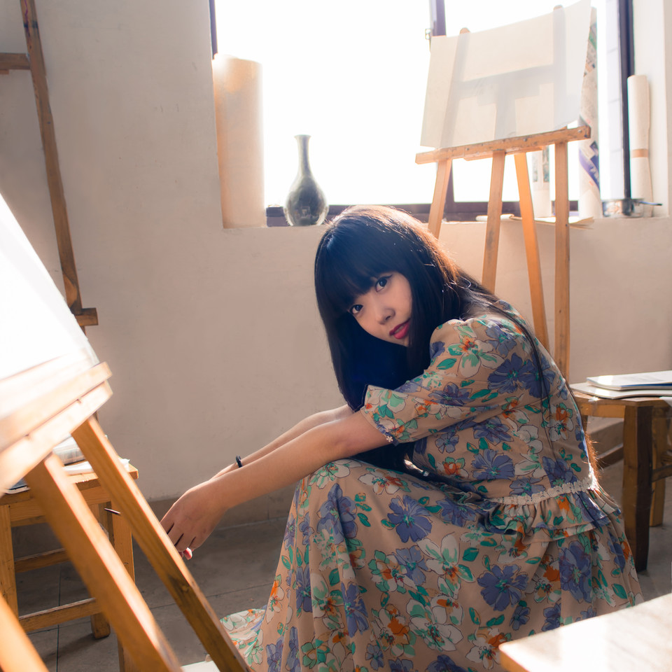 画室长发美女的清纯迷人照  第7张