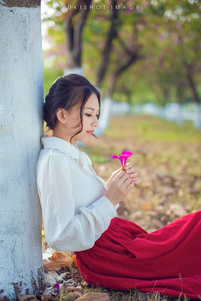 红裙美女的户外清纯图  第9张