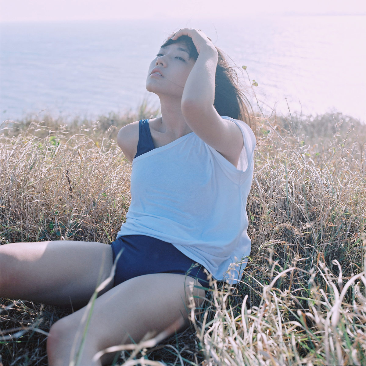 草丛里的长发随风飘逸  第6张