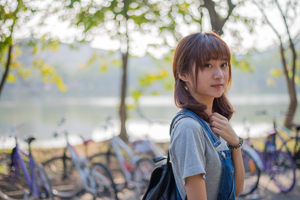 背带裤女子的双马尾清纯图  第9张