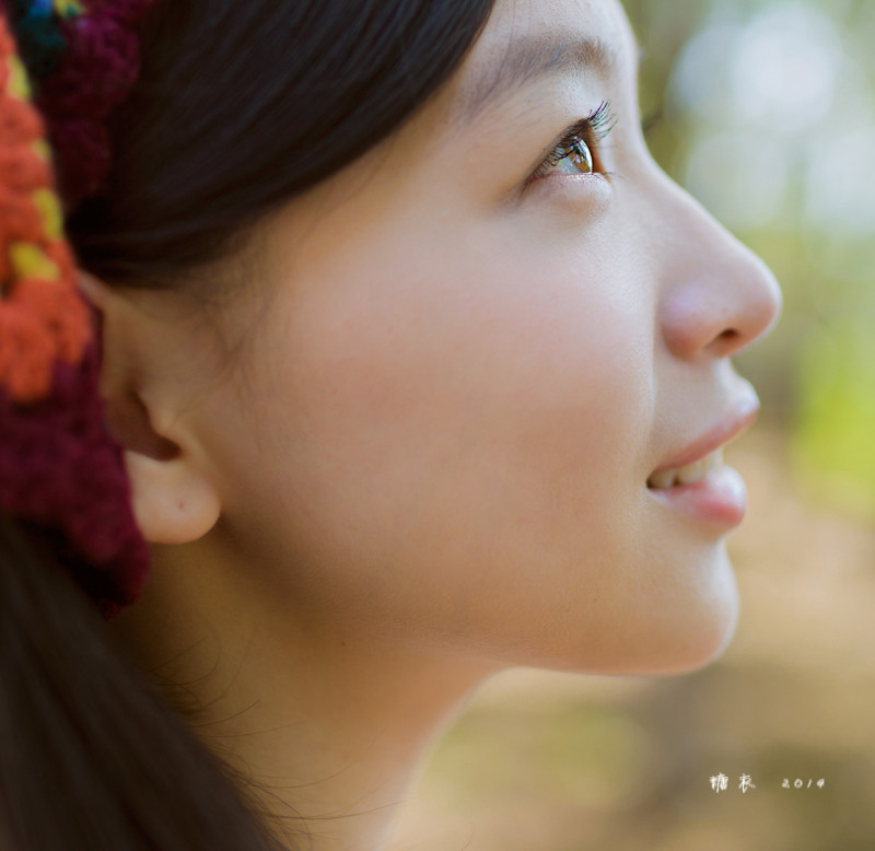 碎花裙美女森林捡松果  第17张