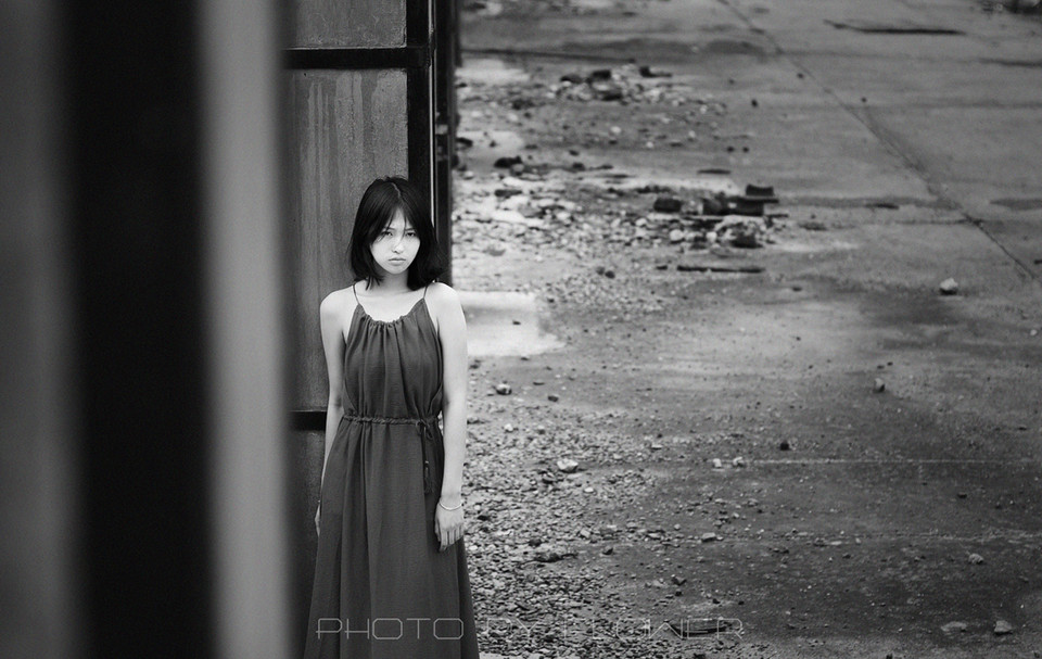 废弃建筑的吊带长裙的短发女子  第1张