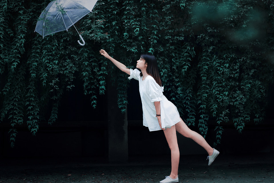 伞下女子的唯美清纯写真图  第2张