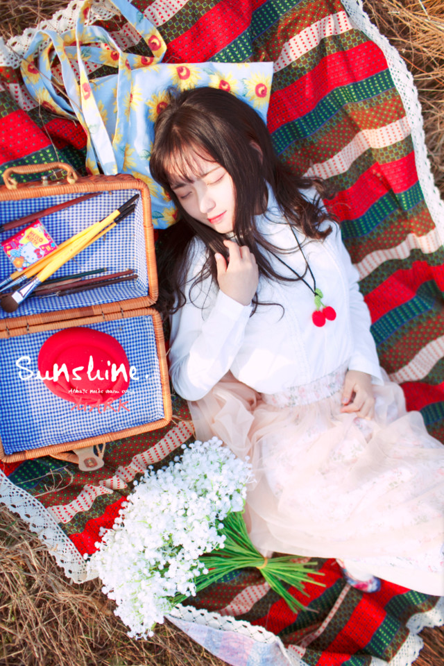 白裙姑娘户外卖萌写真  第12张