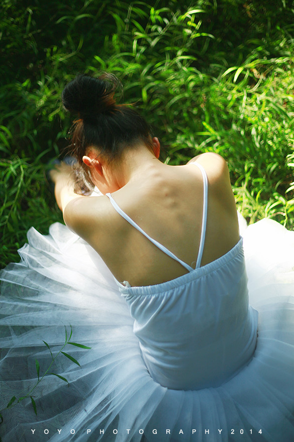 夏日美女在森林中舞动身姿  第5张