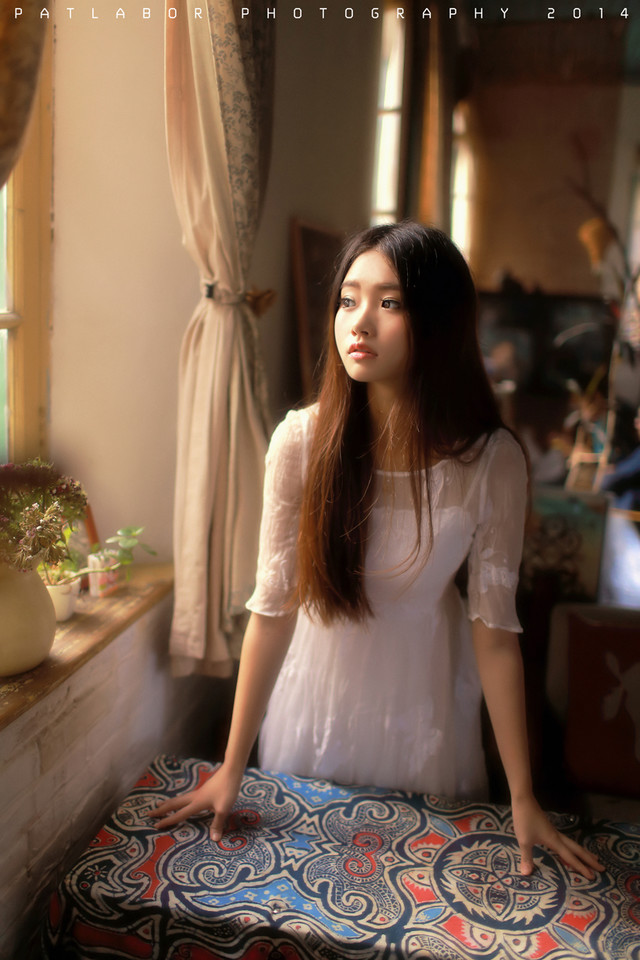 清纯白裙美女在等待  第7张