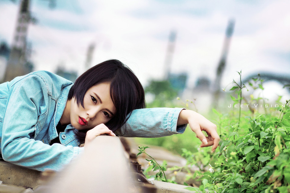 短发女子的铁轨上的短装图  第7张