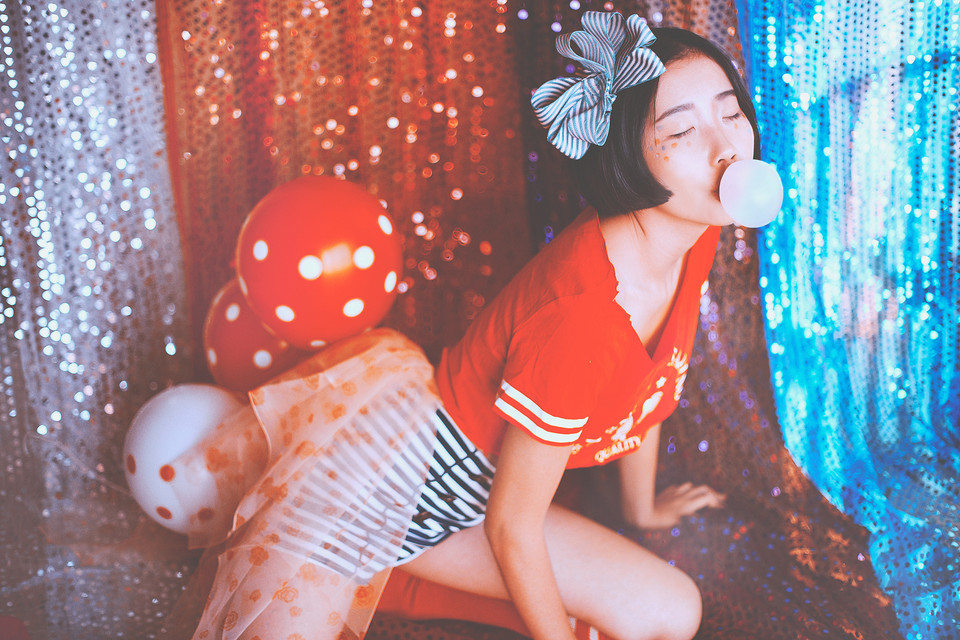 俏皮女子私房搞怪图  第2张