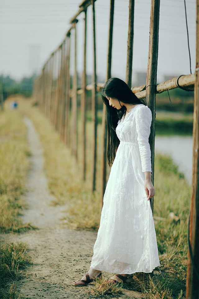 长裙女子户外思绪  第15张