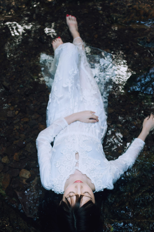 夜晚森林出现的纯白少女  第10张