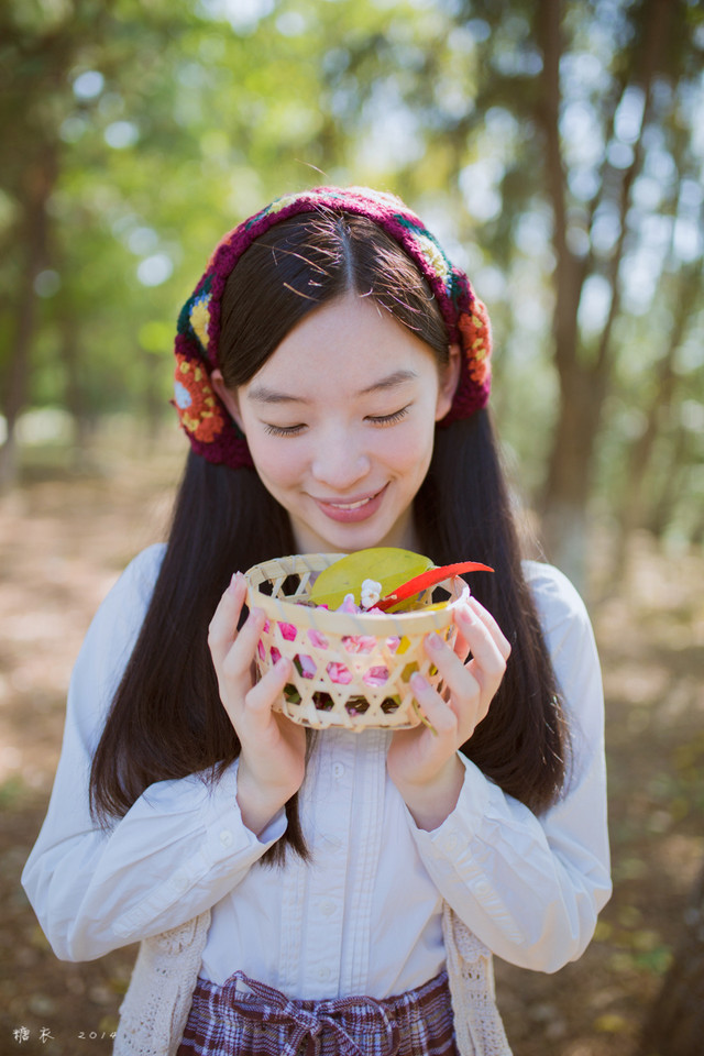 碎花裙美女森林捡松果  第16张