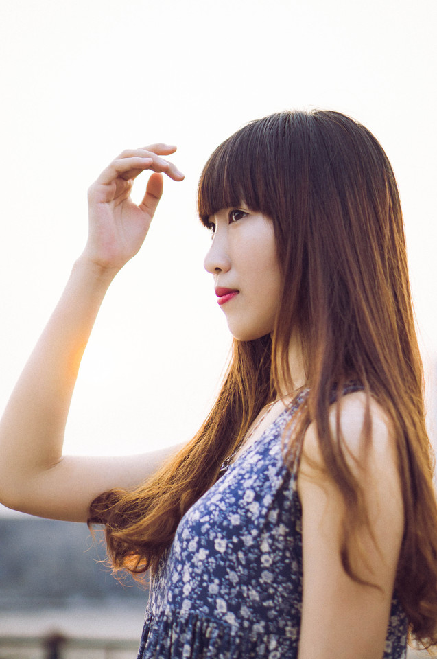 碎花长裙美女在天台清纯照  第4张