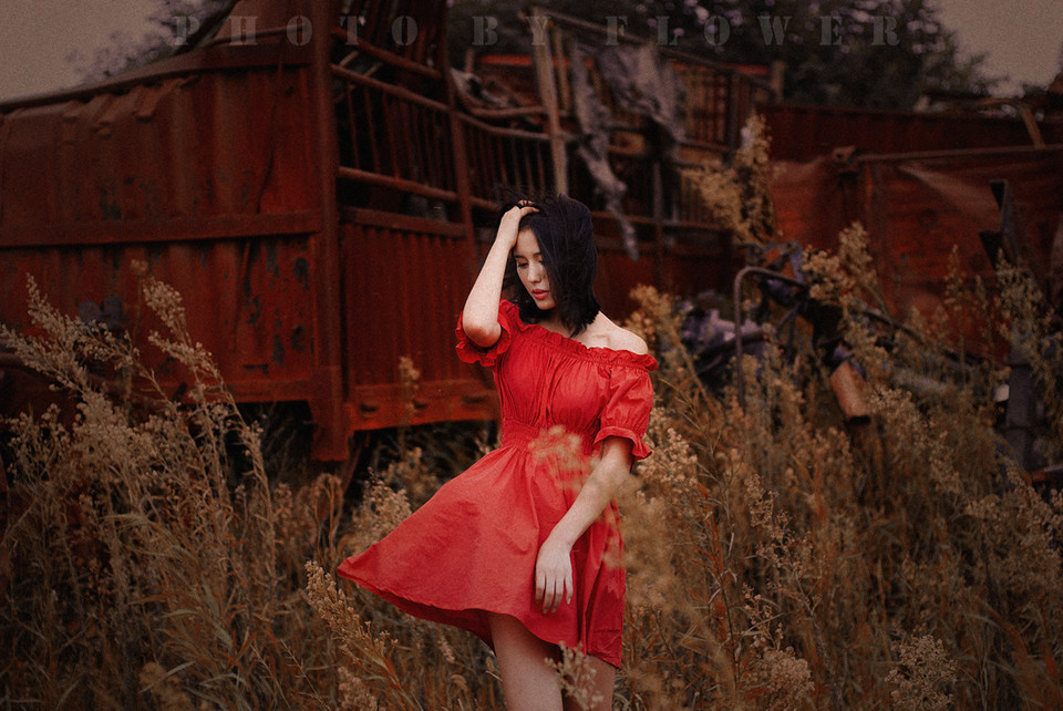 短发女子随风飘逸的红裙  第8张