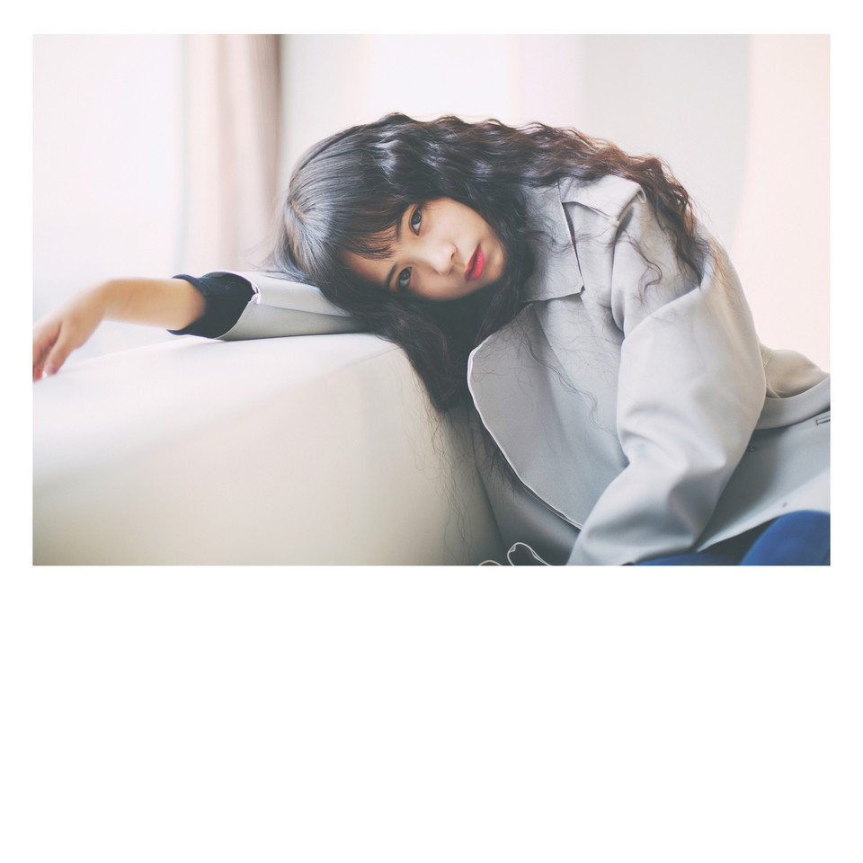 卷发女子私房清纯图  第1张