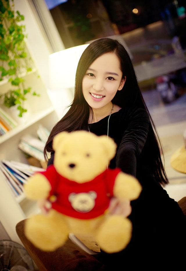 黑夜中清纯甜美女子  第4张