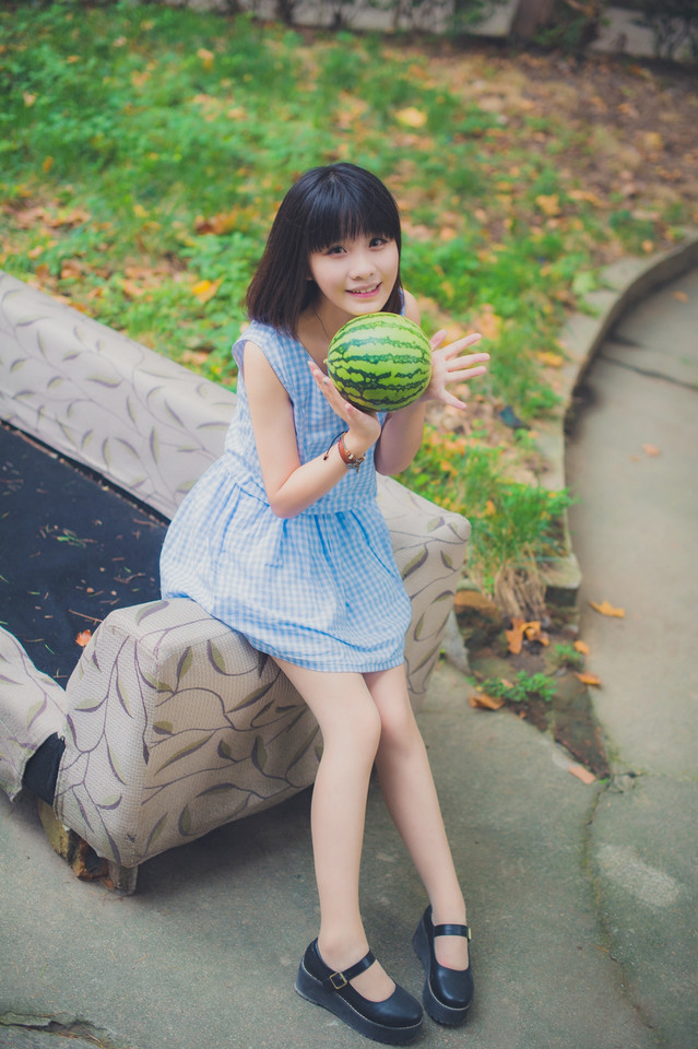 西瓜美女清纯卖萌户外图  第14张