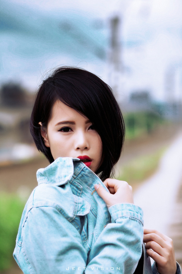 短发女子的铁轨上的短装图  第5张