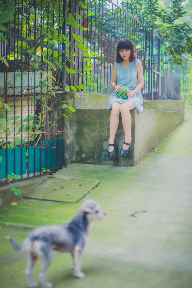 西瓜美女清纯卖萌户外图  第4张