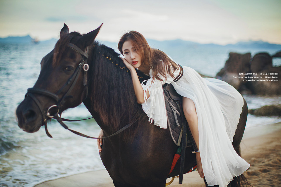 海边马背上的白裙美女  第5张