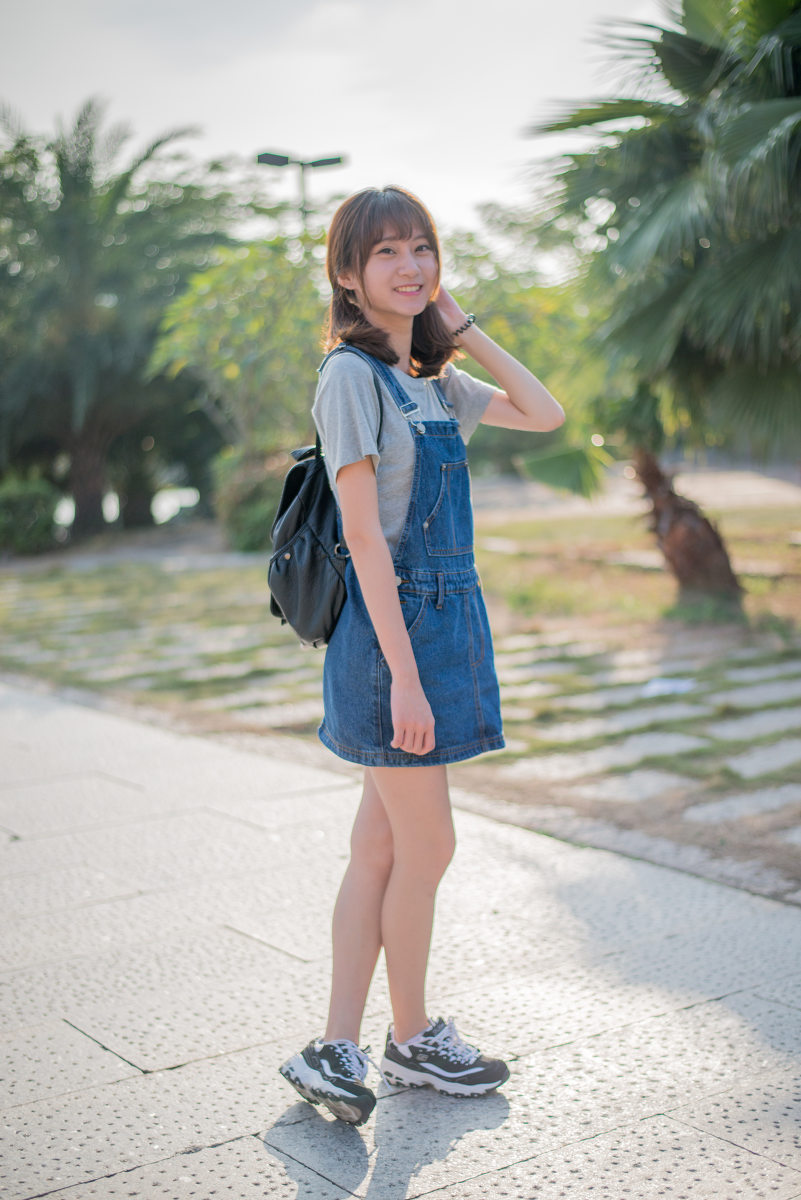 背带裤女子的双马尾清纯图  第11张