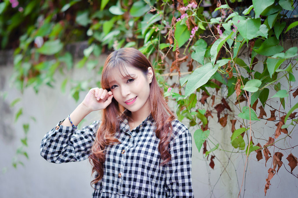 格子长裙女子的秀气写真  第18张