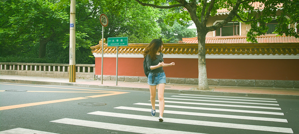 夏日俏皮女子的甜美笑容  第6张