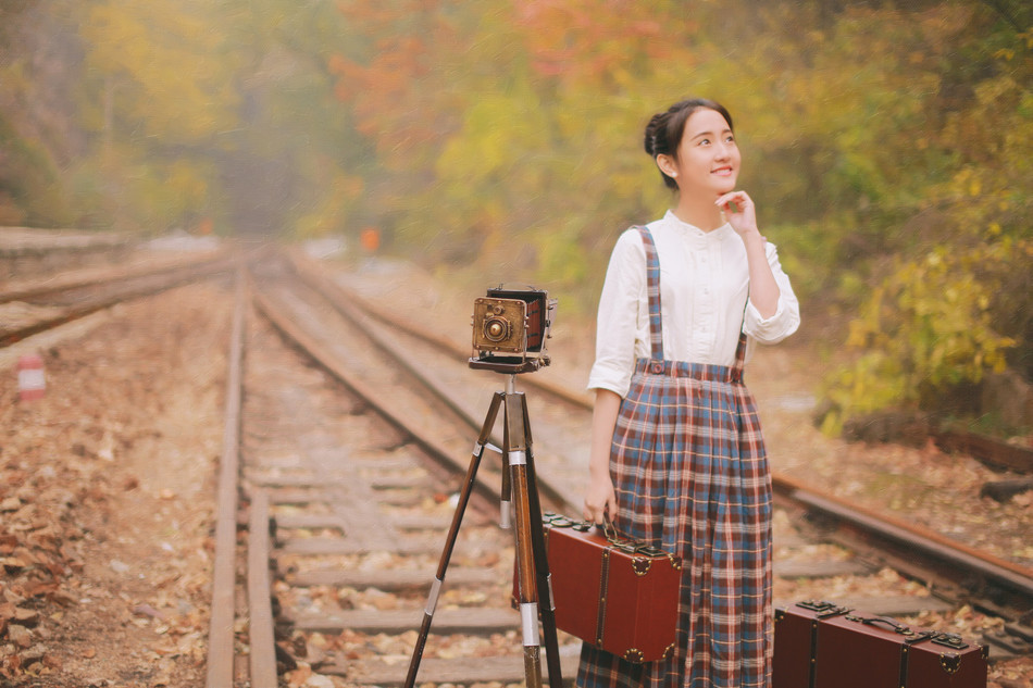 秋日的清纯女子铁轨图  第1张