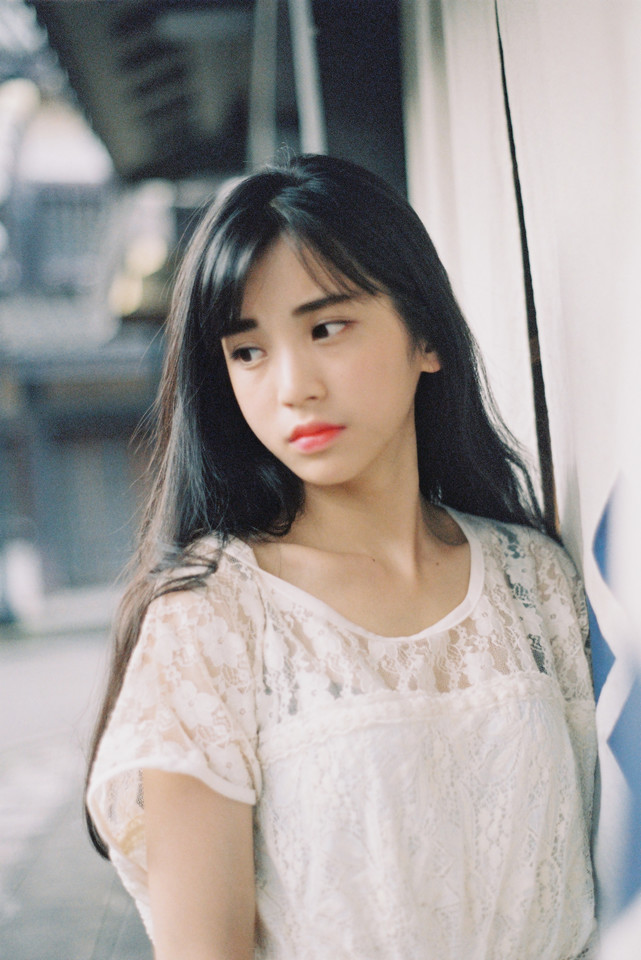 白裙蕾丝美女呆萌写真  第12张