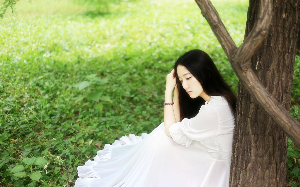 长裙飘飘女子在森林  第2张