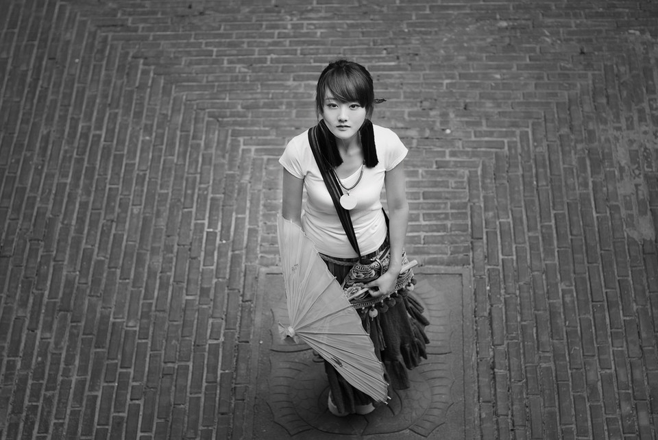 油纸伞的娇小女子的清纯图  第4张